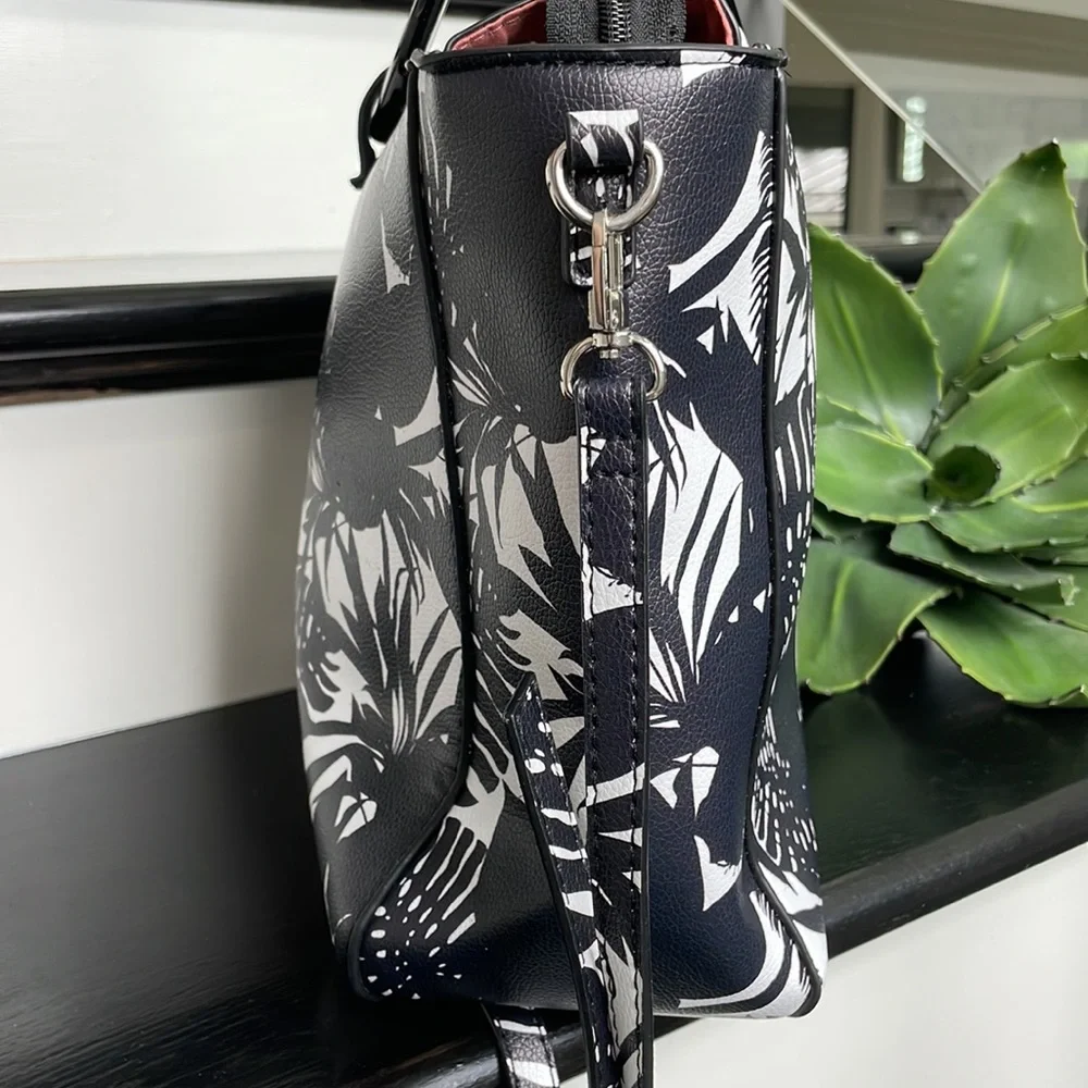 Carlos Santana, black white Crossbody shoulder handbag purse like new tropical - Picture 4 of 11